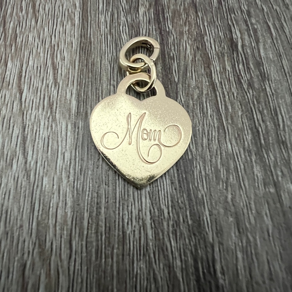 Mom heart‎ charm